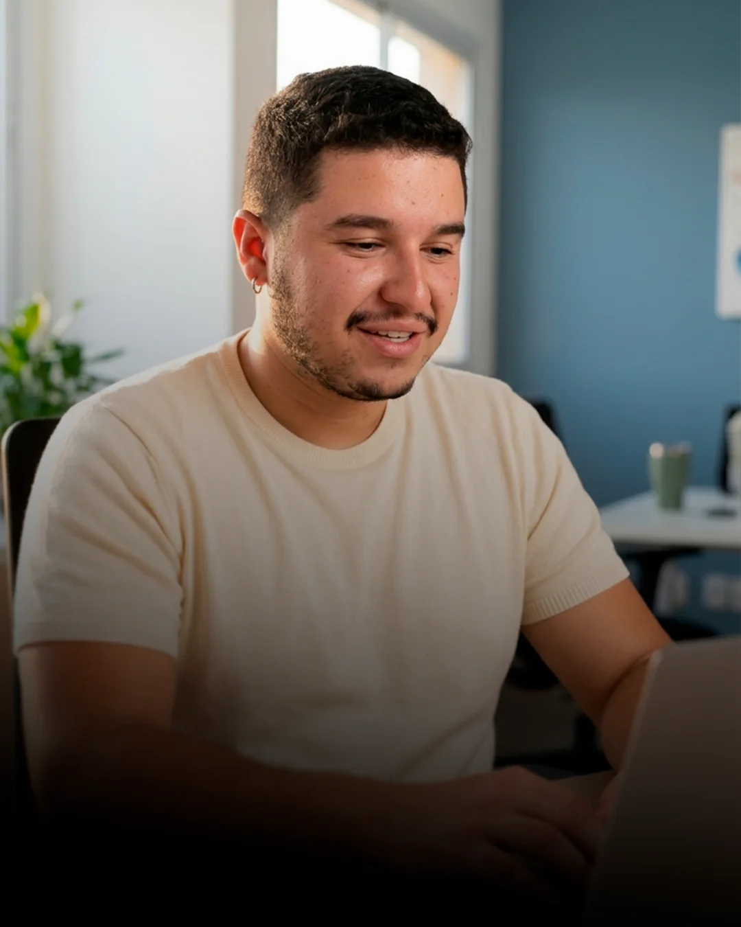 Matheus Afonso em atendimento online, sentado à frente do notebook